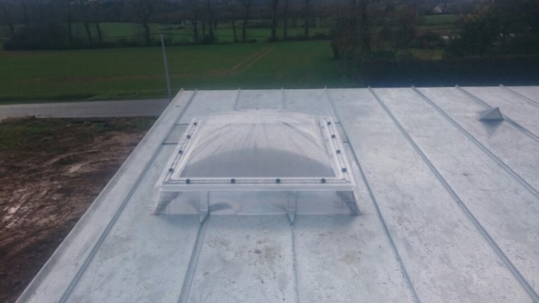 Puit de lumiere pose sur toiture en zinc naturel - Zinguerie - Rennes, Saint Malo