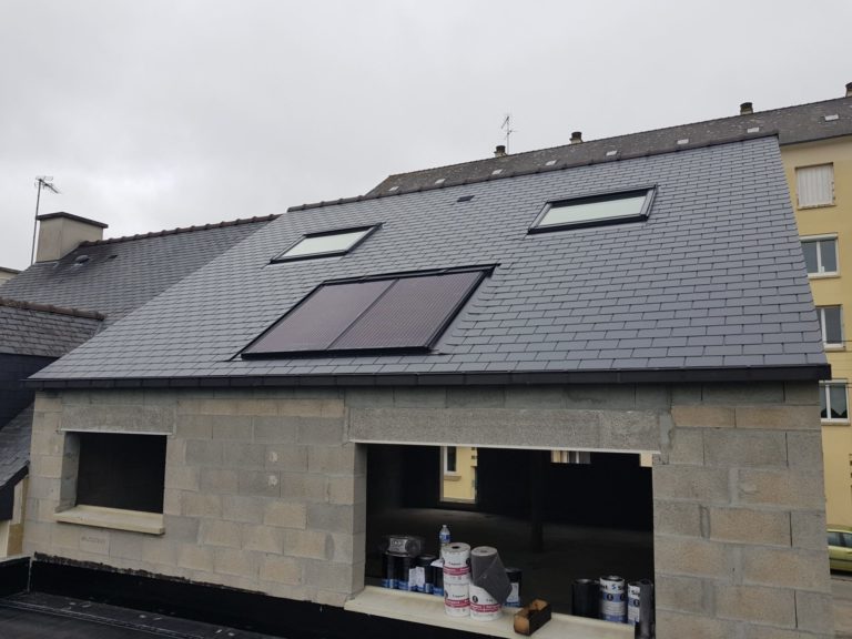 Toiture en ardoise synthetique KERGOAT avec velux panneaux photovoltaiques et gouttieres carrees en zinc anthracite - Couverture - Rennes, Saint Malo